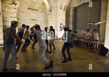 Gerusalemme, Israele. 15 Giu 2021 . Marcia ultranazionalista israeliana delle bandiere. Danza giovanile all'ingresso della città vecchia di Gerusalemme, che celebra l'anniversario dell'occupazione israeliana del settore orientale di Gerusalemme nel 1967. Foto Stock