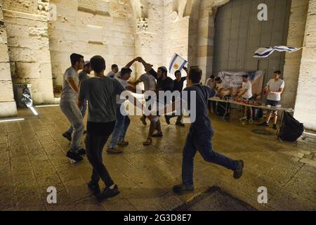 Gerusalemme, Israele. 15 Giu 2021 . Marcia ultranazionalista israeliana delle bandiere. Danza giovanile all'ingresso della città vecchia di Gerusalemme, che celebra l'anniversario dell'occupazione israeliana del settore orientale di Gerusalemme nel 1967. Foto Stock