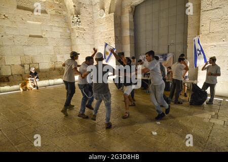 Gerusalemme, Israele. 15 Giu 2021 . Marcia ultranazionalista israeliana delle bandiere. Danza giovanile all'ingresso della città vecchia di Gerusalemme, che celebra l'anniversario dell'occupazione israeliana del settore orientale di Gerusalemme nel 1967. Foto Stock