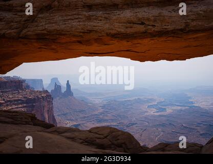 CANYONLANDS NATIONAL PARK, UTAH - CIRCA AGOSTO 2020: Mesa Arch è un arco di poole sul bordo orientale dell'isola nel cielo mesa in Canyonlands Nati Foto Stock
