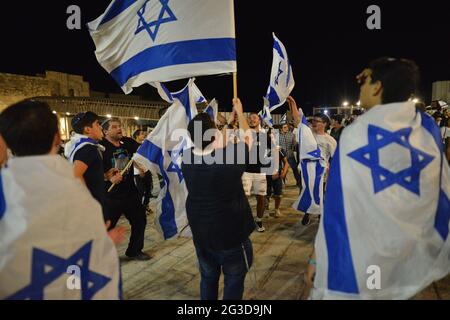 Gerusalemme, Israele. 15 Giu 2021 . Marcia ultranazionalista israeliana delle bandiere. I giovani indossano e ondeggiano bandiere nella Western Wall Plaza nella città vecchia di Gerusalemme, celebrando l'anniversario dell'occupazione israeliana del settore orientale di Gerusalemme nel 1967. Foto Stock