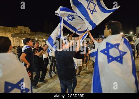 Gerusalemme, Israele. 15 Giu 2021 . Marcia ultranazionalista israeliana delle bandiere. I giovani indossano e ondeggiano bandiere nella Western Wall Plaza nella città vecchia di Gerusalemme, celebrando l'anniversario dell'occupazione israeliana del settore orientale di Gerusalemme nel 1967. Foto Stock