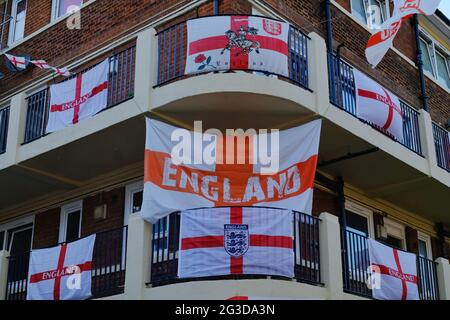 Londra, Regno Unito. Oltre 400 bandiere di St George fiancheggiano i balconi della tenuta Kirby, dove i residenti hanno decorato gli edifici prima del torneo Euro 2020 Foto Stock