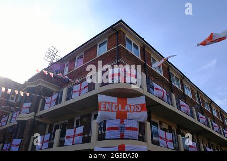 Londra, Regno Unito. Oltre 400 bandiere di St George fiancheggiano i balconi della tenuta Kirby, dove i residenti hanno decorato gli edifici prima del torneo Euro 2020 Foto Stock