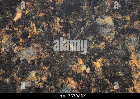 Marmo grigio scuro con venature arancioni luminose, primo piano di una superficie piana in pietra naturale lucidata. Sfondo, motivo, trama. Foto Stock