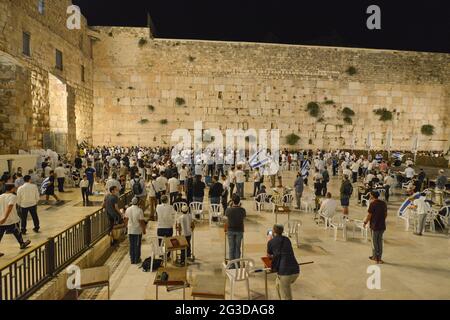 Gerusalemme, Israele. 15 Giu 2021 . Marcia ultranazionalista israeliana delle bandiere. La folla prega e celebra il Western Wall Plaza nella città vecchia di Gerusalemme, celebrando l'anniversario dell'occupazione israeliana del settore orientale di Gerusalemme nel 1967. Foto Stock