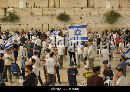 Gerusalemme, Israele. 15 Giu 2021 . Marcia ultranazionalista israeliana delle bandiere. La folla prega e celebra il Western Wall Plaza nella città vecchia di Gerusalemme, celebrando l'anniversario dell'occupazione israeliana del settore orientale di Gerusalemme nel 1967. Foto Stock