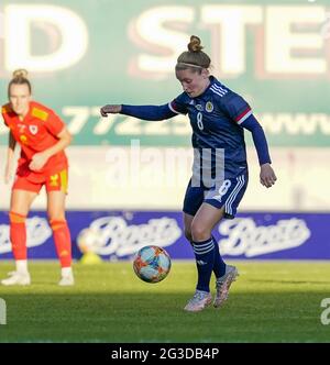 Llanelli, Regno Unito. 15 giugno 2021. Kim poco visto in azione durante la partita di calcio femminile tra Galles e Scozia al Parc Y Scarlets. (Punteggio finale; Galles 0:1Scozia). (Foto di Graham Glendinning/SOPA Images/Sipa USA) Credit: Sipa USA/Alamy Live News Foto Stock