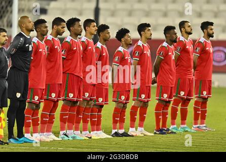 Doha, Qatar. 15 giugno 2021. I giocatori dell'Oman si allineano prima della partita di calcio del Gruppo e tra Oman e Bangladesh alla Coppa del mondo FIFA Qatar 2022 e alla Coppa asiatica AFC Cina 2023, Qualifiche congiunte preliminari a Doha, Qatar, 15 giugno 2021. Credit: Nikku/Xinhua/Alamy Live News Foto Stock