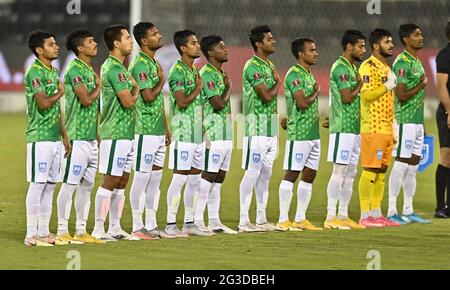 Doha, Qatar. 15 giugno 2021. I giocatori del Bangladesh si allineano prima della partita di calcio del Gruppo e tra Oman e Bangladesh alla Coppa del mondo FIFA Qatar 2022 e alla Coppa asiatica AFC Cina 2023, Qualifiche congiunte preliminari a Doha, Qatar, 15 giugno 2021. Credit: Nikku/Xinhua/Alamy Live News Foto Stock