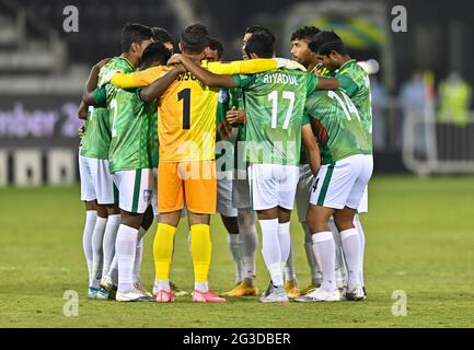 Doha, Qatar. 15 giugno 2021. I giocatori del Bangladesh si tifano l'uno per l'altro prima della partita di calcio del Gruppo e tra Oman e Bangladesh alla Coppa del mondo FIFA Qatar 2022 e alla Coppa asiatica AFC Cina 2023 Qualifiche congiunte preliminari a Doha, Qatar, 15 giugno 2021. Credit: Nikku/Xinhua/Alamy Live News Foto Stock