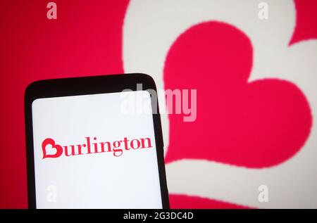 Ucraina. 15 giugno 2021. In questa illustrazione fotografica, il logo Burlington visualizzato sullo schermo di uno smartphone e sullo sfondo. (Foto di Pavlo Gonchar/SOPA Images/Sipa USA) Credit: Sipa USA/Alamy Live News Foto Stock