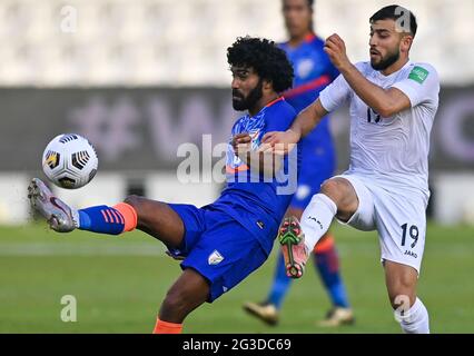 Doha, Qatar. 15 giugno 2021. Glan Martins (L) dell'India vies con Omid Popalzay dell'Afghanistan durante la partita di calcio del Gruppo e alla Coppa del mondo FIFA Qatar 2022 e la Coppa asiatica AFC Cina 2023, Qualifiche congiunte preliminari a Doha, Qatar, 15 giugno 2021. Credit: Nikku/Xinhua/Alamy Live News Foto Stock