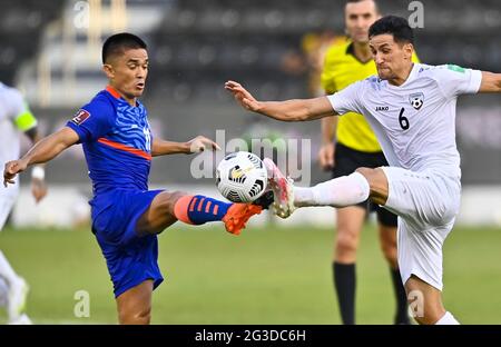 Doha, Qatar. 15 giugno 2021. Sunil Chhetri (L) dell'India vies con Noor Husin dell'Afghanistan durante la partita di calcio del Gruppo e alla Coppa del mondo FIFA Qatar 2022 e la Coppa asiatica AFC Cina 2023, Qualifiche congiunte preliminari a Doha, Qatar, 15 giugno 2021. Credit: Nikku/Xinhua/Alamy Live News Foto Stock