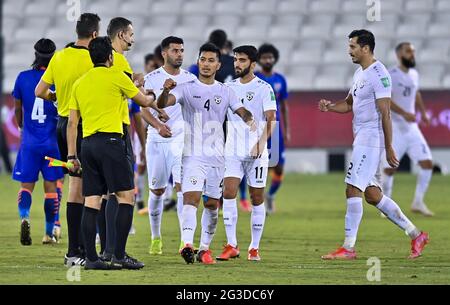 Doha, Qatar. 15 giugno 2021. I giocatori dell'Afghanistan reagiscono dopo la partita di calcio del Gruppo e tra l'India e l'Afghanistan alla Coppa del mondo FIFA Qatar 2022 e alla Coppa asiatica AFC Cina 2023, Qualifiche congiunte preliminari a Doha, Qatar, 15 giugno 2021. Credit: Nikku/Xinhua/Alamy Live News Foto Stock