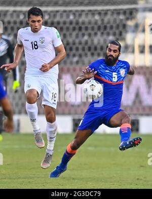 Doha, Qatar. 15 giugno 2021. Sandesh Jhingan (R) dell'India vies con Amredin Sharifi dell'Afghanistan durante la partita di calcio del Gruppo e alla Coppa del mondo FIFA Qatar 2022 e la Coppa asiatica AFC Cina 2023, Qualifiche congiunte preliminari a Doha, Qatar, 15 giugno 2021. Credit: Nikku/Xinhua/Alamy Live News Foto Stock