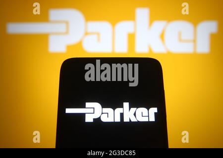 Ucraina. 15 giugno 2021. In questa illustrazione fotografica, il logo Parker visualizzato sullo schermo dello smartphone e sullo sfondo. (Foto di Pavlo Gonchar/SOPA Images/Sipa USA) Credit: Sipa USA/Alamy Live News Foto Stock