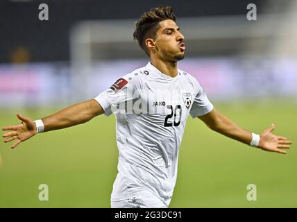 Doha, Qatar. 15 giugno 2021. Hossein Zamani dell'Afghanistan celebra il suo obiettivo durante la partita di calcio del Gruppo e tra India e Afghanistan alla Coppa del mondo FIFA Qatar 2022 e alla Coppa asiatica AFC Cina 2023 Qualifiche congiunte preliminari a Doha, Qatar, 15 giugno 2021. Credit: Nikku/Xinhua/Alamy Live News Foto Stock