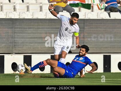 Doha, Qatar. 15 giugno 2021. Rahul Bheke (in basso) dell'India vies con Farshad Noor dell'Afghanistan durante la partita di calcio del Gruppo e alla Coppa del mondo FIFA Qatar 2022 e la Coppa asiatica AFC Cina 2023 Preliminary Joint Qualification a Doha, Qatar, 15 giugno 2021. Credit: Nikku/Xinhua/Alamy Live News Foto Stock