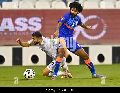 Doha, Qatar. 15 giugno 2021. Glan Martins (R) dell'India vies con Omid Popalzay dell'Afghanistan durante la partita di calcio del Gruppo e alla Coppa del mondo FIFA Qatar 2022 e la Coppa asiatica AFC Cina 2023, Qualifiche congiunte preliminari a Doha, Qatar, 15 giugno 2021. Credit: Nikku/Xinhua/Alamy Live News Foto Stock