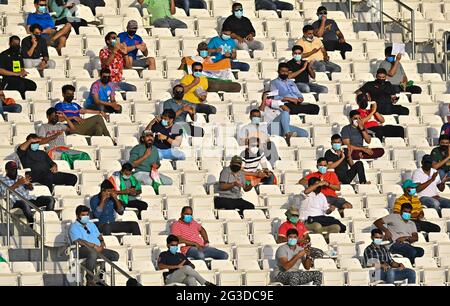 Doha, Qatar. 15 giugno 2021. I fan dell'India guardano la partita di calcio del Gruppo e tra India e Afghanistan alla Coppa del mondo FIFA Qatar 2022 e alla Coppa asiatica AFC Cina 2023, Qualifiche preliminari congiunte a Doha, Qatar, 15 giugno 2021. Credit: Nikku/Xinhua/Alamy Live News Foto Stock