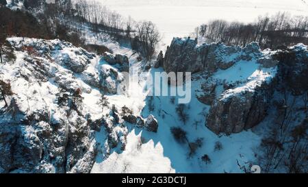 Vista aerea di Wawoz Bolechowicki o Bolechowice Valley. Paesaggio riserva naturale nella valle di Cracovia, Polonia. Neve coperta ladscape girato durante il giorno. Giorno di sole luminoso. Foto Stock