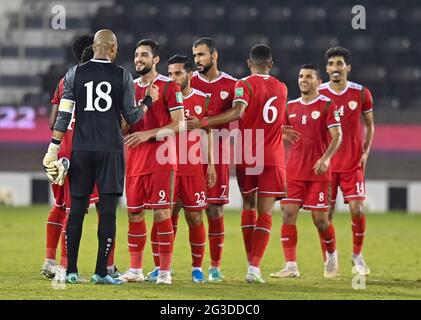 Doha, Qatar. 15 giugno 2021. I giocatori dell'Oman festeggiano dopo aver vinto la partita di calcio del Gruppo e contro il Bangladesh alla Coppa del mondo FIFA Qatar 2022 e alla Coppa asiatica AFC Cina 2023, Qualifiche preliminari congiunte a Doha, Qatar, 15 giugno 2021. Credit: Nikku/Xinhua/Alamy Live News Foto Stock