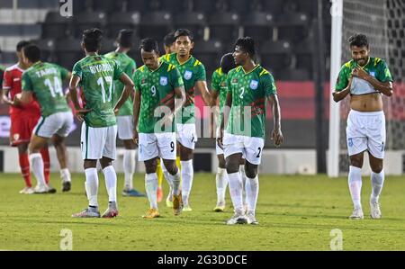 Doha, Qatar. 15 giugno 2021. I giocatori del Bangladesh reagiscono dopo la partita di calcio del Gruppo e tra Oman e Bangladesh alla Coppa del mondo FIFA Qatar 2022 e alla Coppa asiatica AFC Cina 2023, Qualifiche congiunte preliminari a Doha, Qatar, 15 giugno 2021. Credit: Nikku/Xinhua/Alamy Live News Foto Stock