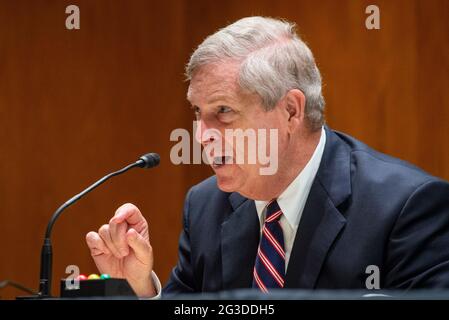 Il Segretario del Dipartimento dell'Agricoltura degli Stati Uniti Tom Vilsack appare davanti ad una Commissione del Senato sulle Stanziamenti - sottocommissione sull'Agricoltura, lo sviluppo rurale, l'alimentazione e la gestione della droga, E agenzie correlate che si sono sentite per esaminare le stime di bilancio proposte e la giustificazione per l'anno fiscale 2022 per il Dipartimento dell'Agricoltura, nell'edificio degli uffici del Senato Dirksen a Washington, DC, martedì 15 giugno 2021. Credito: Rod Lammey/CNP /MediaPunch Foto Stock