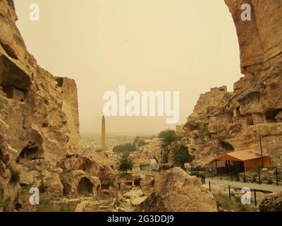 Una tempesta di sabbia in un bellissimo villaggio storico di Hasankeyf, Turchia Foto Stock