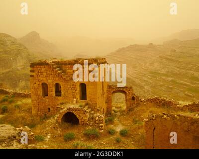 Una tempesta di sabbia in un bellissimo villaggio storico di Hasankeyf, Turchia Foto Stock