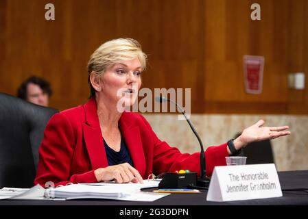 Il Segretario dell'energia Jennifer Granholm è presente davanti a un'audizione del Comitato del Senato per l'energia e le risorse naturali per esaminare la proposta di richiesta di bilancio del Presidente per l'anno fiscale 2022 per il Dipartimento dell'energia, nell'edificio dell'Ufficio del Senato Dirksen a Washington, DC, martedì 15 giugno 2021. Credito: Rod Lammey/CNP /MediaPunch Foto Stock