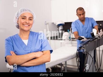 Donna sorridente estetista professionista in ufficio cosmetologico estetico Foto Stock