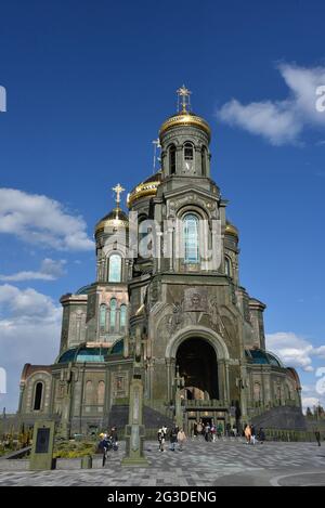 Moskau, Russia. 07 maggio 2021. La nuova chiesa militare russa vicino a Mosca. Fa parte del 'Patriot Park' costruito da zero dal Ministero della Difesa, che ospita anche il più grande museo della guerra del paese. Qui, la tecnologia multimediale all'avanguardia viene utilizzata per commemorare gli orrori della Grande Guerra Patriottica, poiché quella parte della seconda guerra mondiale è ufficialmente conosciuta in Russia. (A dpa-KORR: 'Storia come spettacolo: 80 anni fa Hitler attaccò Stalin') Credit: Ulf Maude/dpa/Alamy Live News Foto Stock