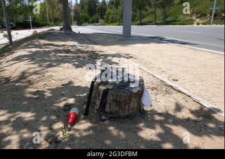 Valencia, California, USA 15 giugno 2021 UNA visione generale dell'atmosfera dell'attore Paul Walker's Fatal Car Crash posizione a 28385 Constellation Road dove Roger Rodas stava guidando con Paul Walker il 30 novembre 2013 e si sono schiantati qui a Valencia, California, USA. Foto di Barry King/Alamy Stock foto Foto Stock