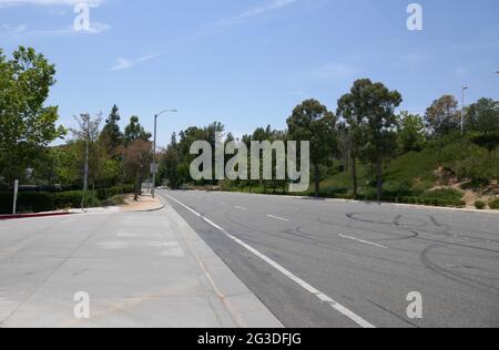 Valencia, California, USA 15 giugno 2021 UNA visione generale dell'atmosfera dell'attore Paul Walker's Fatal Car Crash posizione a 28385 Constellation Road dove Roger Rodas stava guidando con Paul Walker il 30 novembre 2013 e si sono schiantati qui a Valencia, California, USA. Foto di Barry King/Alamy Stock foto Foto Stock