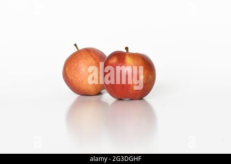 Mele rosse di gala su sfondo bianco isolato Foto Stock