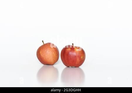 Mele rosse di gala su sfondo bianco isolato Foto Stock