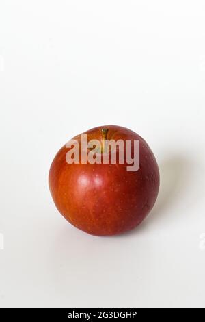 Mele rosse di gala su sfondo bianco isolato Foto Stock