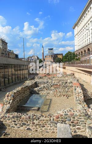 Mostre archeologiche lungo il viale Knyaginya Maria Luiza a Sofia, Bulgaria. Foto Stock