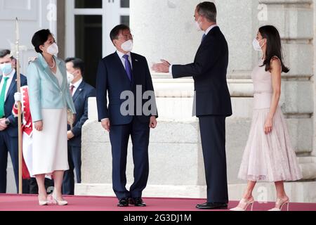 Madrid, Spagna. 15 giugno 2021. Il re spagnolo Felipe VI (2° R) e la regina Letizia (1° R) ricevono il presidente della Repubblica di Corea Moon Jae-in (2° L, davanti) e la moglie Kim Jung-sook (1° L, davanti) al Palazzo reale di Madrid, Spagna, il 15 giugno 2021. Credit: Juan Carlos Rojas/Xinhua/Alamy Live News Foto Stock