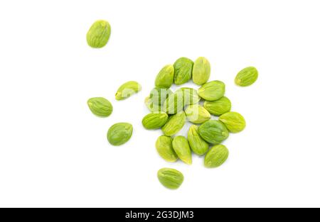 Vista dall'alto mucchio di fagioli amari su sfondo bianco, fagioli amari o Sator in lingua tailandese. Foto Stock