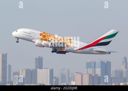 Dubai, Emirati Arabi Uniti - 27 maggio 2021: Aereo Emirates Airbus A380 nell'Expo 2020, livrea speciale all'aeroporto di Dubai (DXB) nell'em arabo Unito Foto Stock