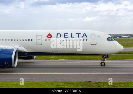 Amsterdam, Paesi Bassi - 21 maggio 2021: Delta Air Lines Airbus A350-900 aereo all'aeroporto di Amsterdam Schiphol (AMS) nei Paesi Bassi. Foto Stock