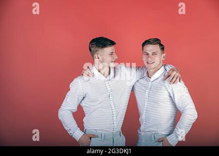 Uomini felici che abbracciano Foto Stock