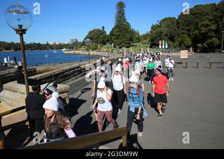 16 giugno 2021: Celebrità e star dello sport che partecipano alla "The Big Three" Charity Walk della Mark Hughes Foundation dalla sede centrale della NRL alla Sydney Opera House per raccogliere fondi e sensibilizzazione per il cancro al cervello il 16 giugno 2021 a Sydney, NSW Australia (Credit Image: © Christopher Khoury/Australian Press Agency via ZUMA Wire) Foto Stock