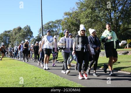 16 giugno 2021: Celebrità e star dello sport che partecipano alla "The Big Three" Charity Walk della Mark Hughes Foundation dalla sede centrale della NRL alla Sydney Opera House per raccogliere fondi e sensibilizzazione per il cancro al cervello il 16 giugno 2021 a Sydney, NSW Australia (Credit Image: © Christopher Khoury/Australian Press Agency via ZUMA Wire) Foto Stock