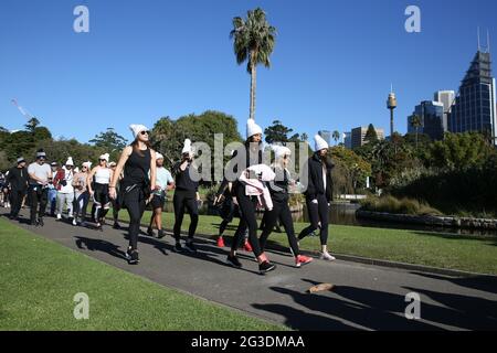 16 giugno 2021: Celebrità e star dello sport che partecipano alla "The Big Three" Charity Walk della Mark Hughes Foundation dalla sede centrale della NRL alla Sydney Opera House per raccogliere fondi e sensibilizzazione per il cancro al cervello il 16 giugno 2021 a Sydney, NSW Australia (Credit Image: © Christopher Khoury/Australian Press Agency via ZUMA Wire) Foto Stock