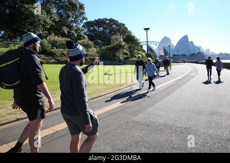 16 giugno 2021: Celebrità e star dello sport che partecipano alla "The Big Three" Charity Walk della Mark Hughes Foundation dalla sede centrale della NRL alla Sydney Opera House per raccogliere fondi e sensibilizzazione per il cancro al cervello il 16 giugno 2021 a Sydney, NSW Australia (Credit Image: © Christopher Khoury/Australian Press Agency via ZUMA Wire) Foto Stock