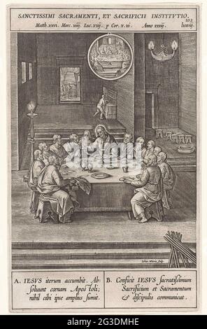 Ultima cena; Sanctissimi sacramenti, et Sacrificii Institutivtio. Cristo è seduto con i suoi studenti intorno ad un tavolo durante l'ultima cena. Benedice il pane e lascia mangiare ai suoi studenti. In corrispondenza di elementi diversi dalla visualizzazione sono presenti lettere che corrispondono alla legenda nel margine. Foto Stock